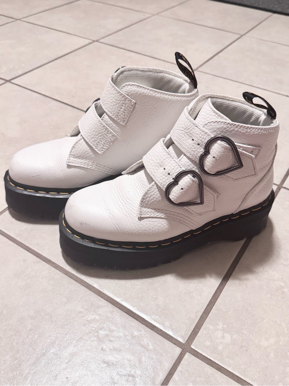 EUC Dr Martens Devon Heart platform boots sz 8